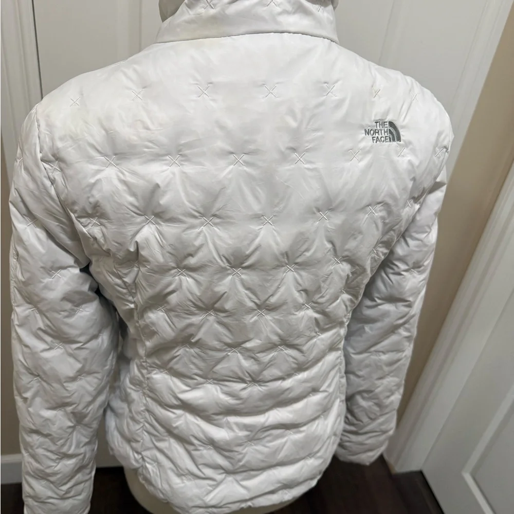 The North Face Women's Light Gray Puffer Jacket - Picture 2 of 9